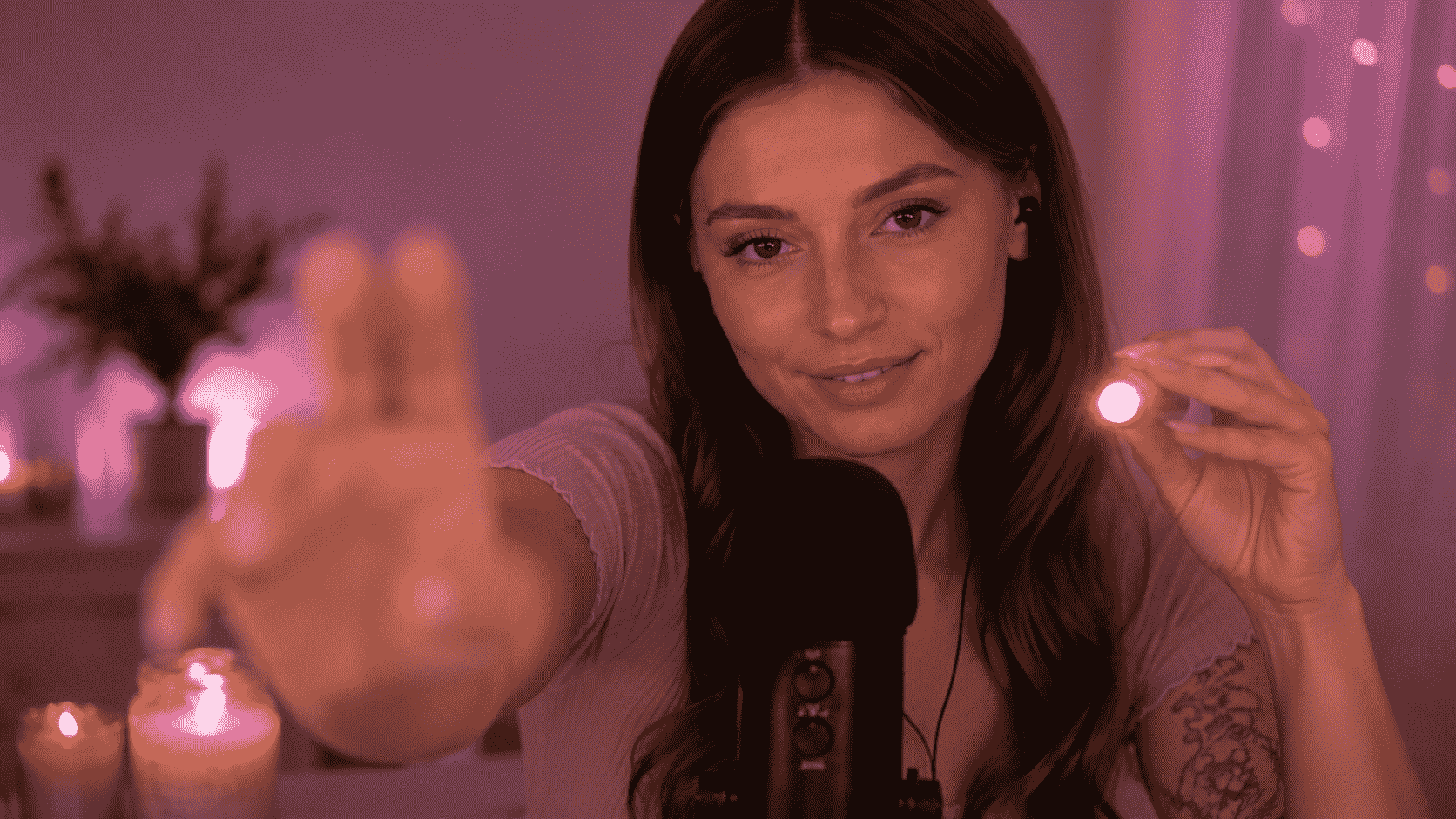 ASMR-Creatorin in einer ruhigen, zugewandten Aufnahmeszene