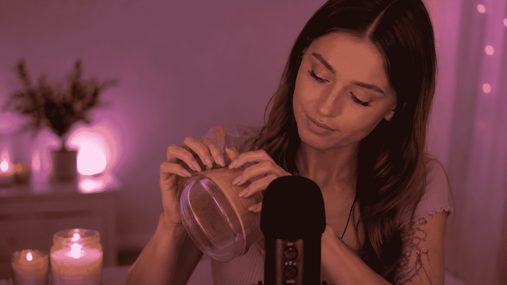 ASMR-Creatorin klopft mit den Fingernägeln auf eine Oberfläche in einer sanft beleuchteten Aufnahmeszene